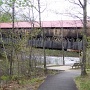 De l'autre côté de la route, un pont couvert.